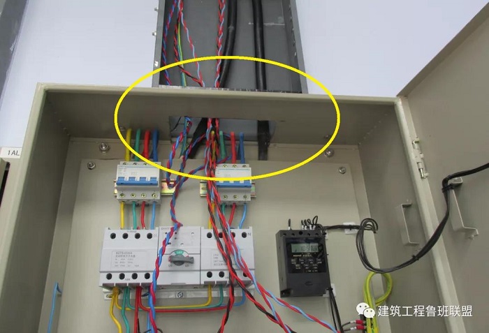 配電箱與橋架連接示例：保護線纜，嚴密牢靠